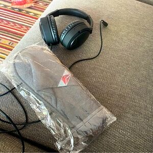 Delta Air Lines Headphones and Slippers Bundle